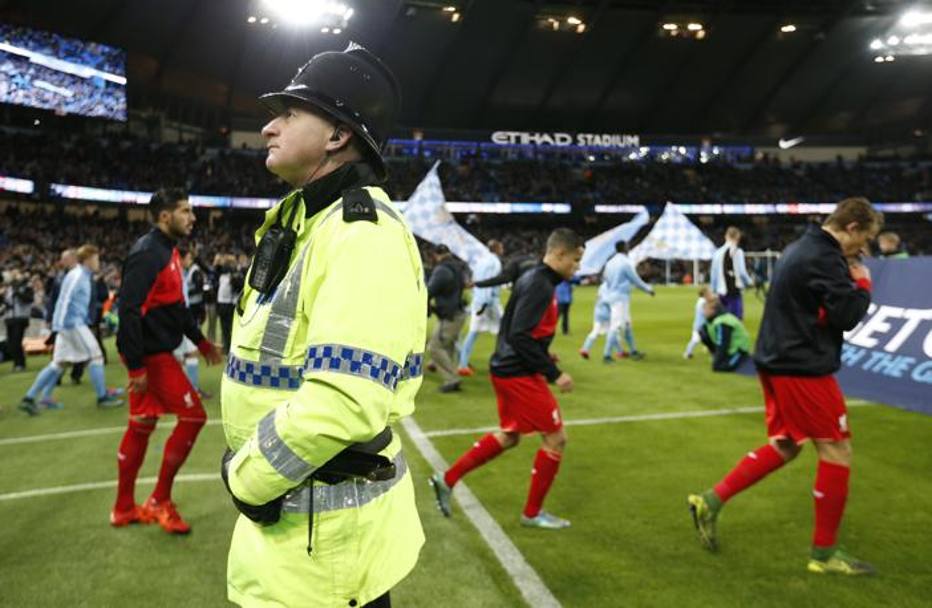 Massima allerta, in Premier League, per il big match tra Manchester City e Liverpool: grande dispiegamento di agenti dentro e fuori lo stadio. Reuters
